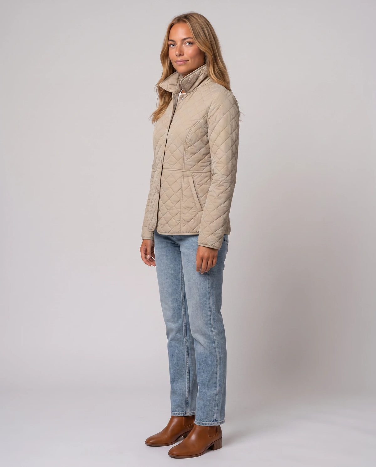 Veste matelassée à col chemise Ayla en Beige, vue de trois quarts, col chemise relevé