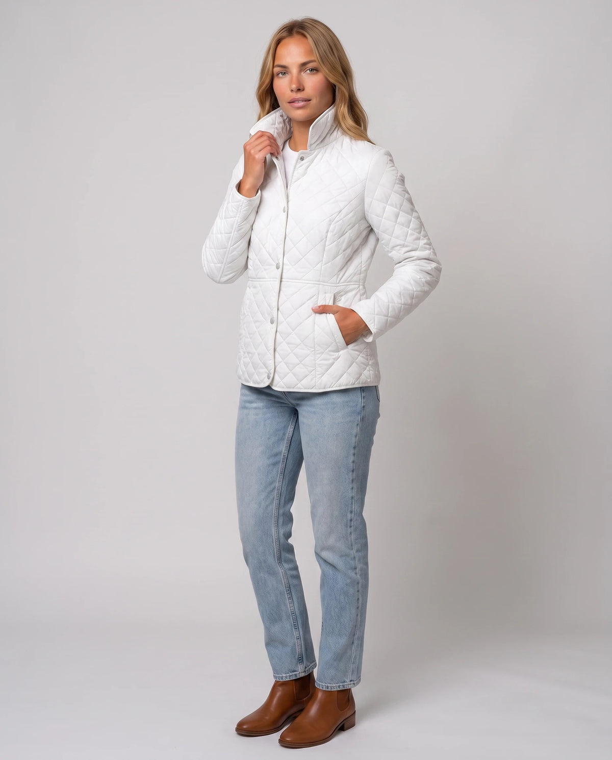 Veste matelassée à col chemise Ayla en Blanc, vue de trois quarts, col chemise relevé