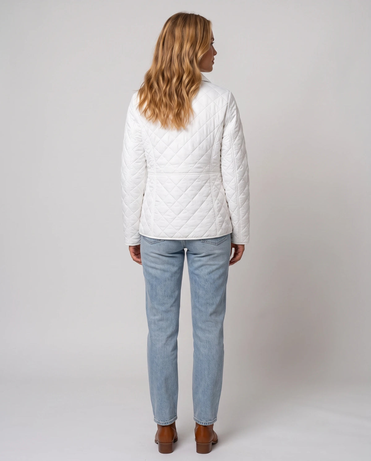 Veste matelassée à col chemise Ayla en Blanc, vue de dos, matelassage losanges continu
