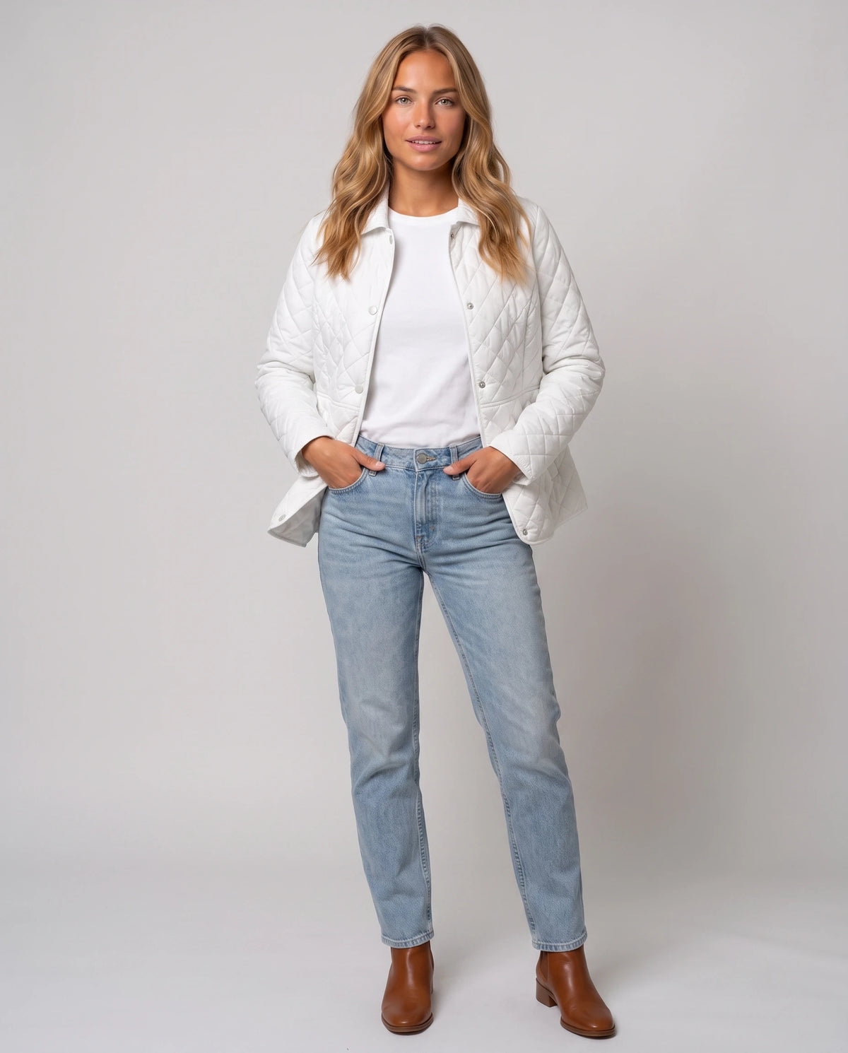 Veste matelassée à col chemise Ayla en Blanc, portée ouverte sur un t-shirt blanc