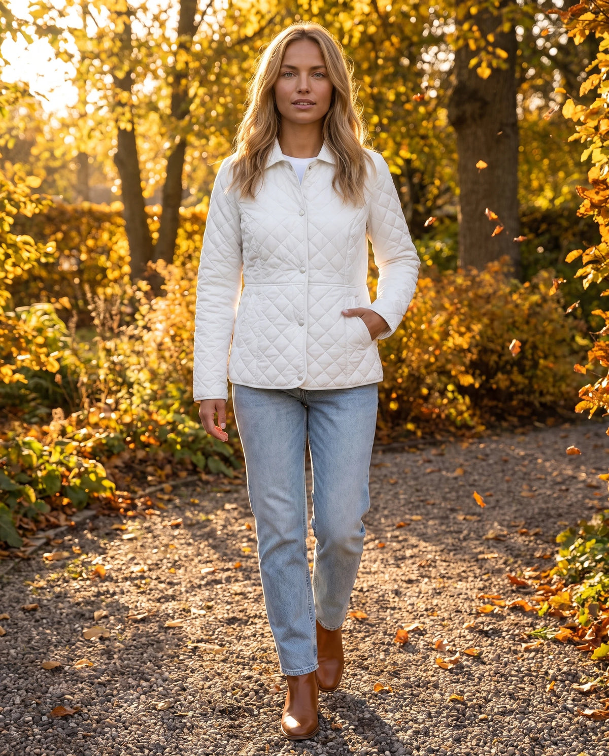 Veste matelassée à col chemise Ayla en Blanc, portée dans un jardin d'automne aux arbres dorés
