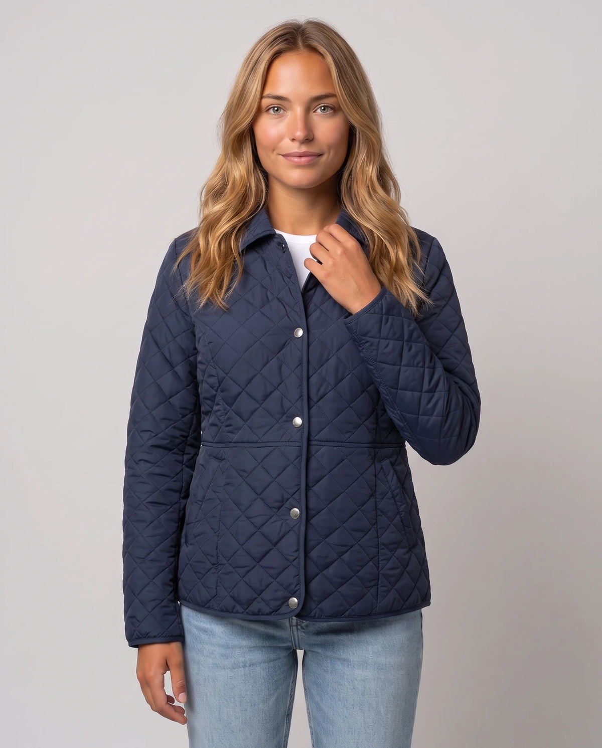 Veste matelassée à col chemise Ayla en Bleu Marine, plan rapproché de face, boutonnée