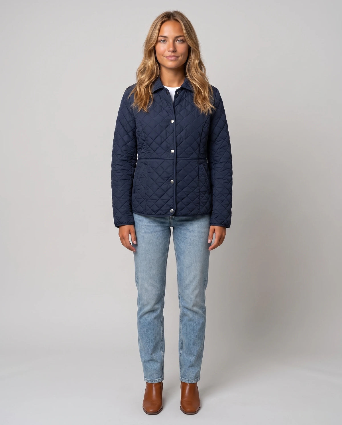 Veste matelassée à col chemise Ayla en Bleu Marine, vue de face en pied, boutonnée