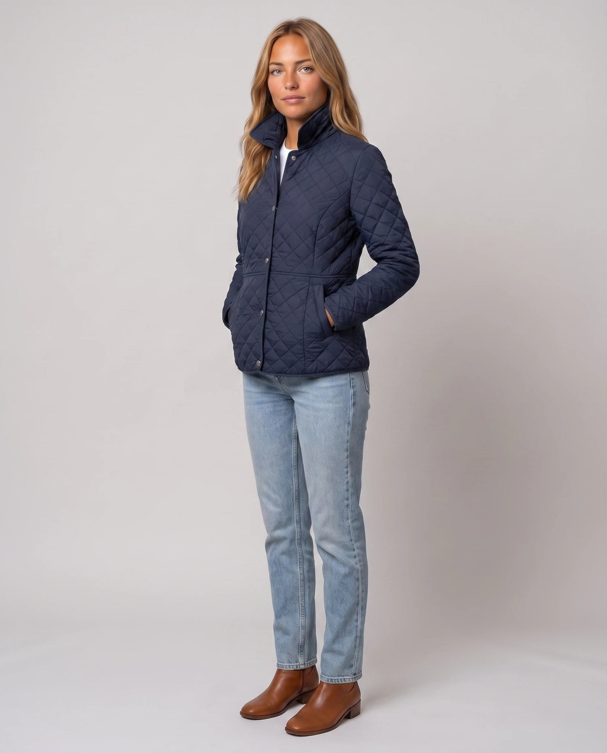Veste matelassée à col chemise Ayla en Bleu Marine, vue de trois quarts, col chemise relevé