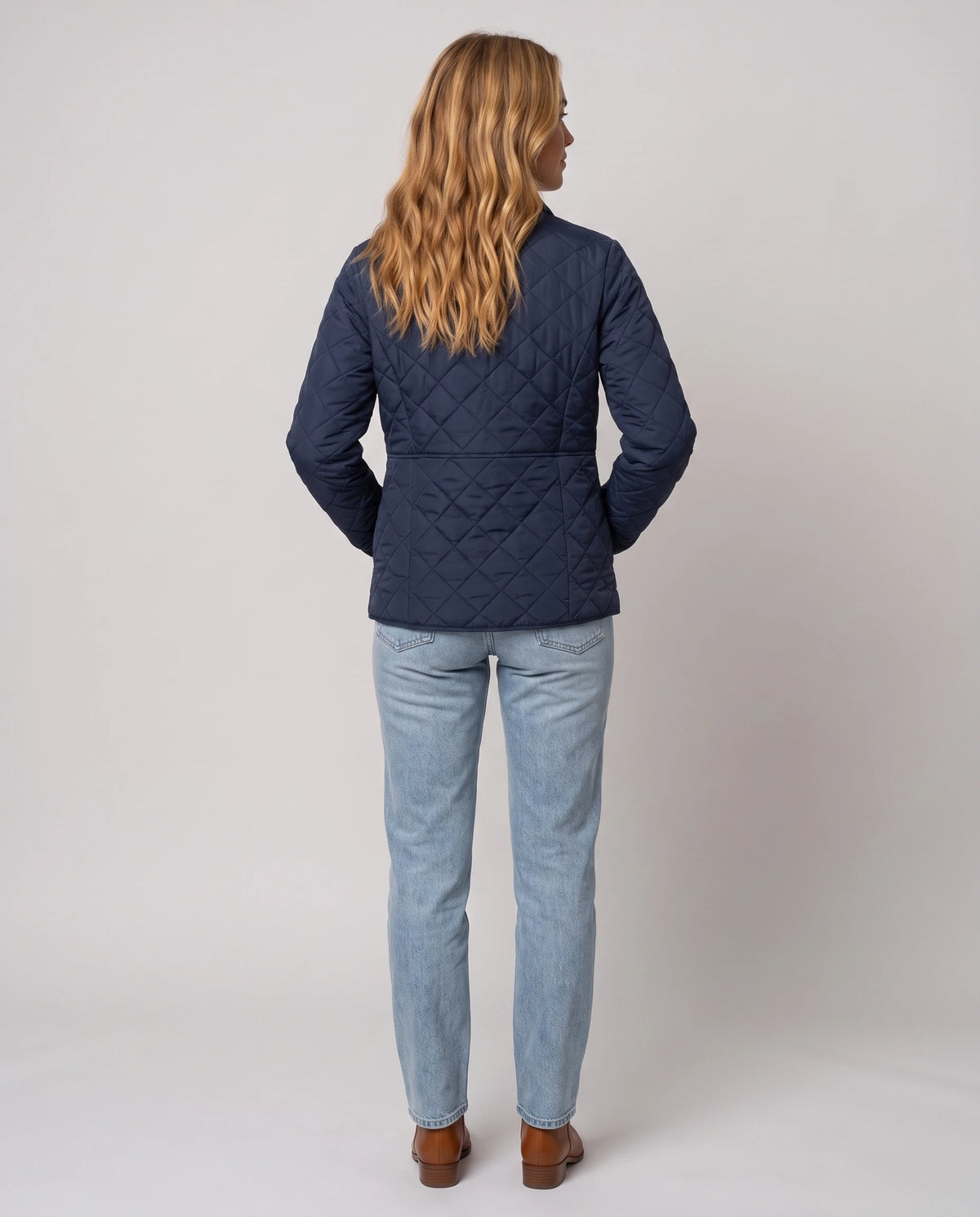 Veste matelassée à col chemise Ayla en Bleu Marine, vue de dos, matelassage losanges continu