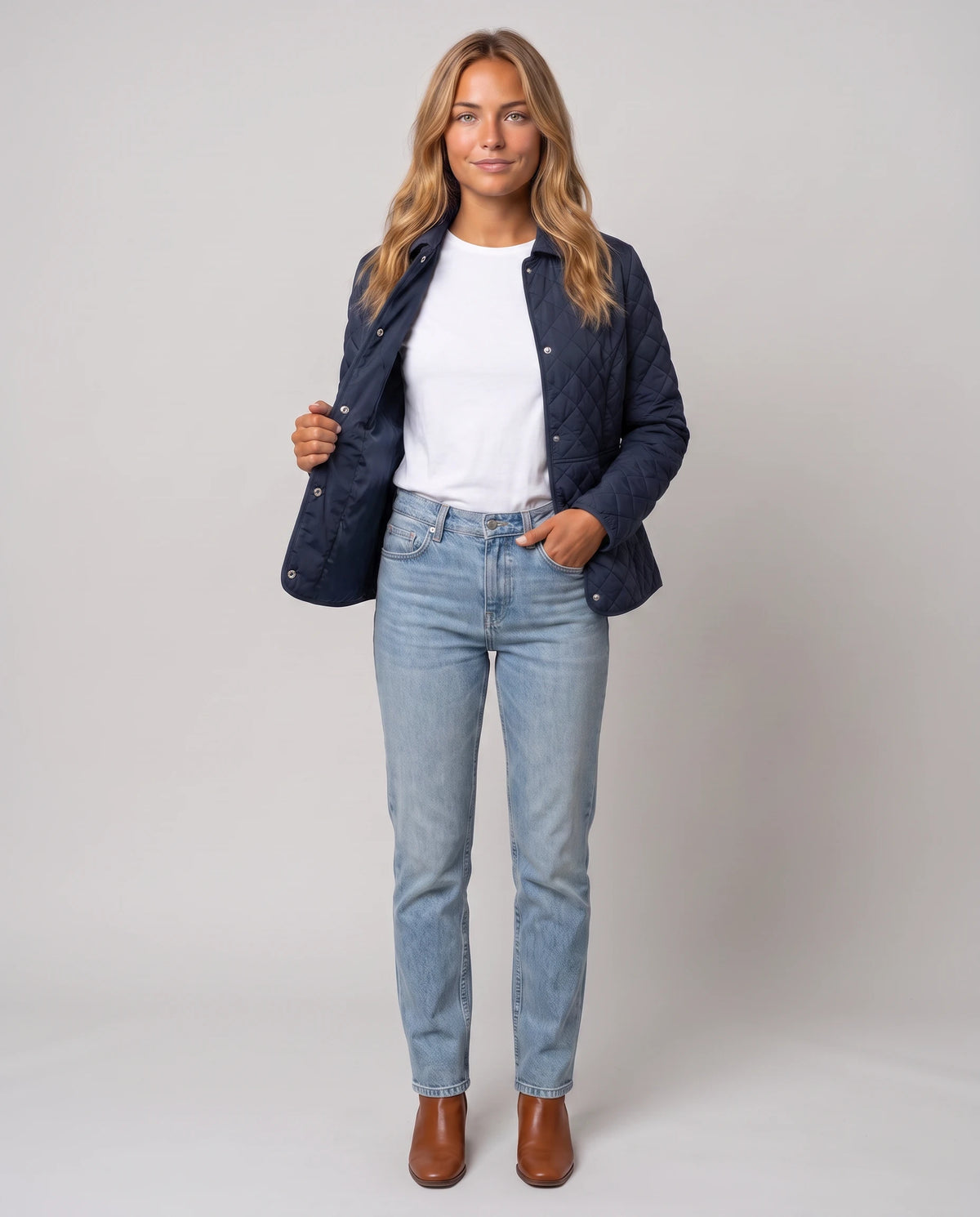 Veste matelassée à col chemise Ayla en Bleu Marine, portée ouverte sur un t-shirt blanc