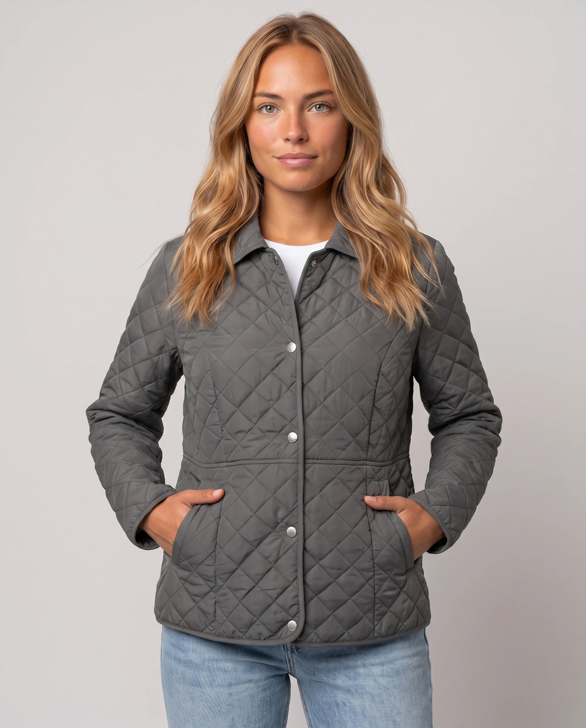 Veste matelassée à col chemise Ayla en Gris Anthracite, plan rapproché de face, boutonnée