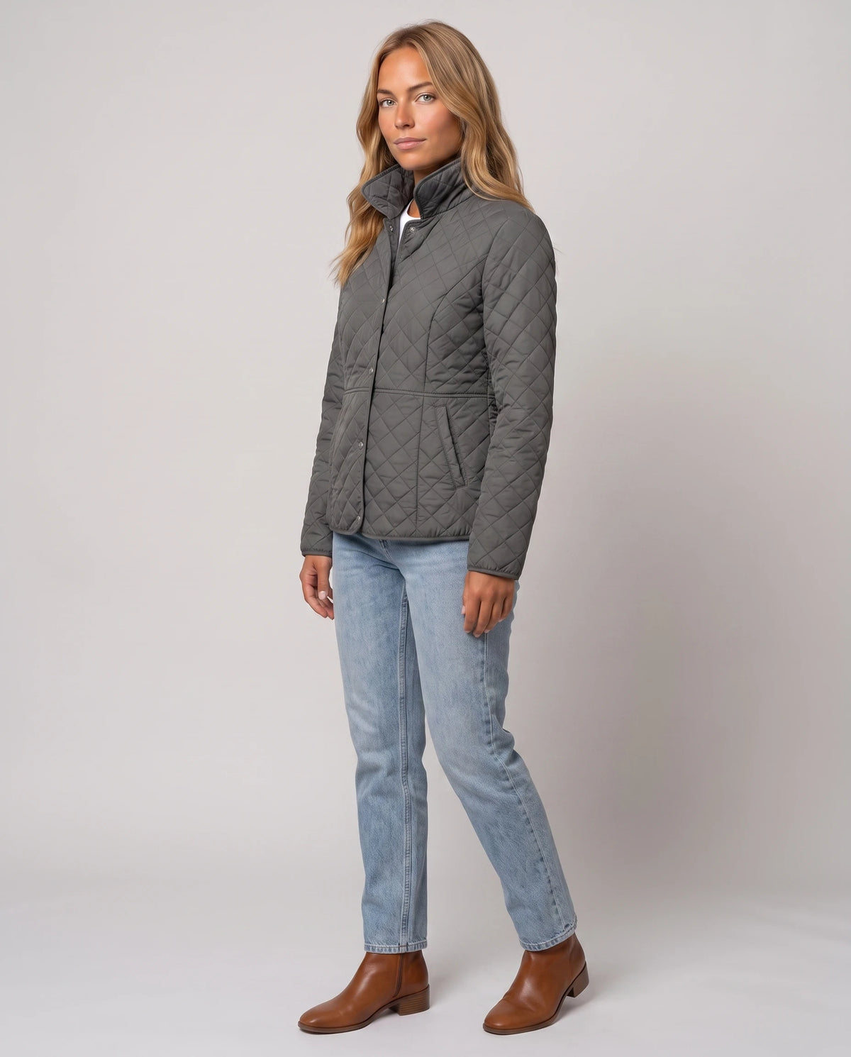 Veste matelassée à col chemise Ayla en Gris Anthracite, vue de trois quarts, col chemise relevé