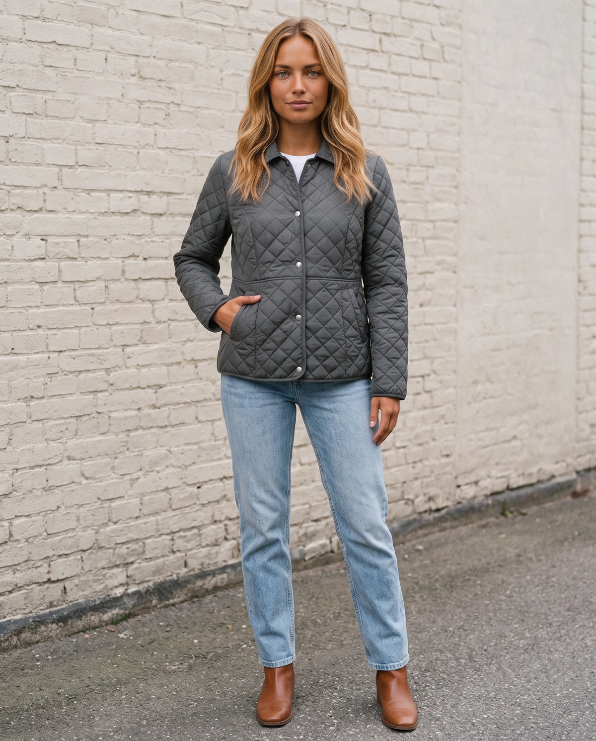 Veste matelassée à col chemise Ayla en Gris Anthracite, portée devant un mur de brique claire