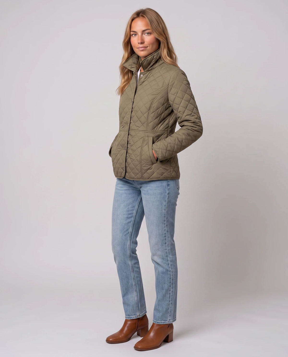 Veste matelassée à col chemise Ayla en Kaki, vue de trois quarts, col chemise relevé