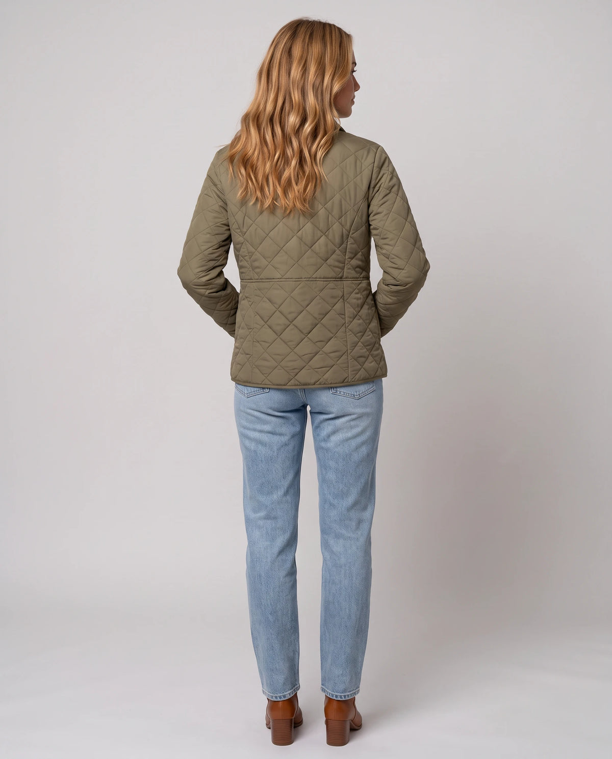 Veste matelassée à col chemise Ayla en Kaki, vue de dos, matelassage losanges continu