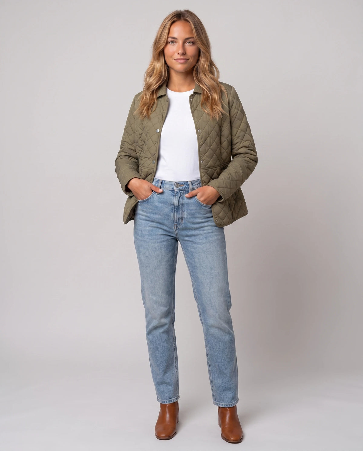Veste matelassée à col chemise Ayla en Kaki, portée ouverte sur un t-shirt blanc