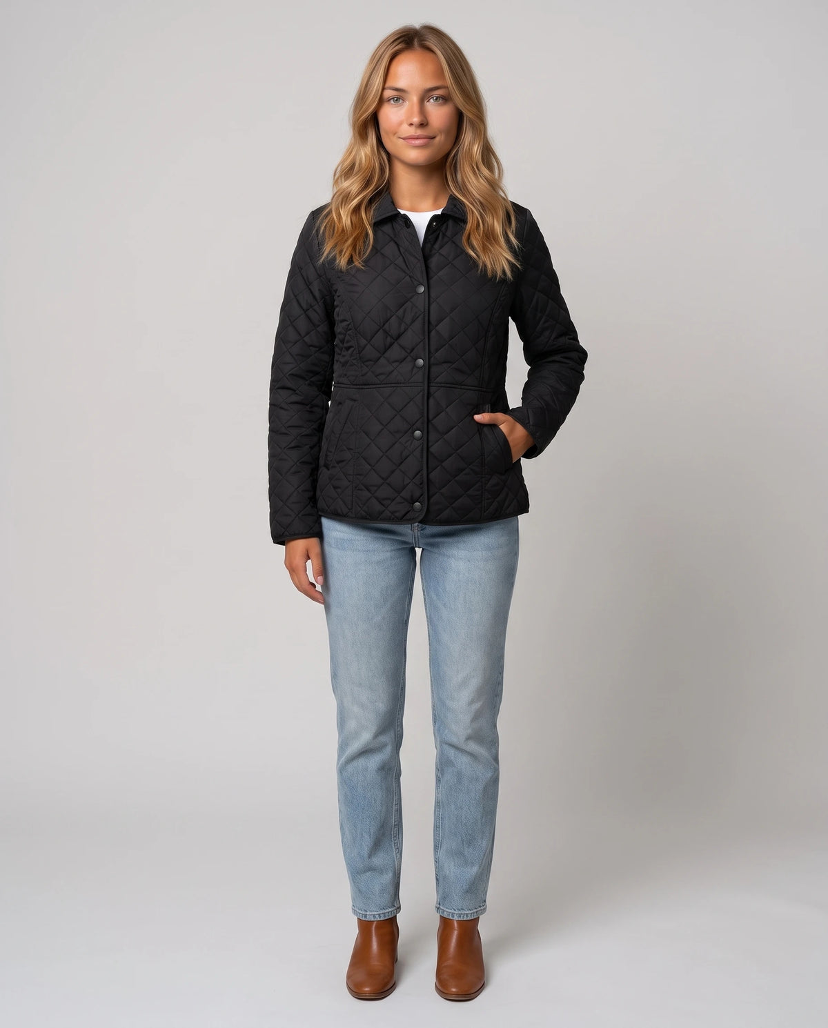 Veste matelassée à col chemise Ayla en Noir, vue de face en pied, boutonnée