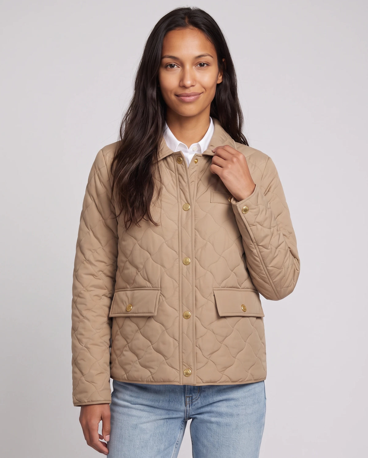 Veste matelassée à col chemise et pressions dorées Mélodie en Beige, plan rapproché de face, boutonnée