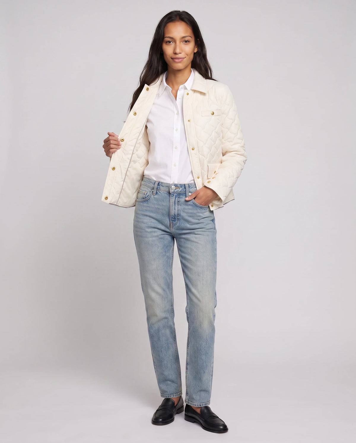 Veste matelassée à col chemise et pressions dorées Mélodie en Écru, portée ouverte sur une chemise blanche