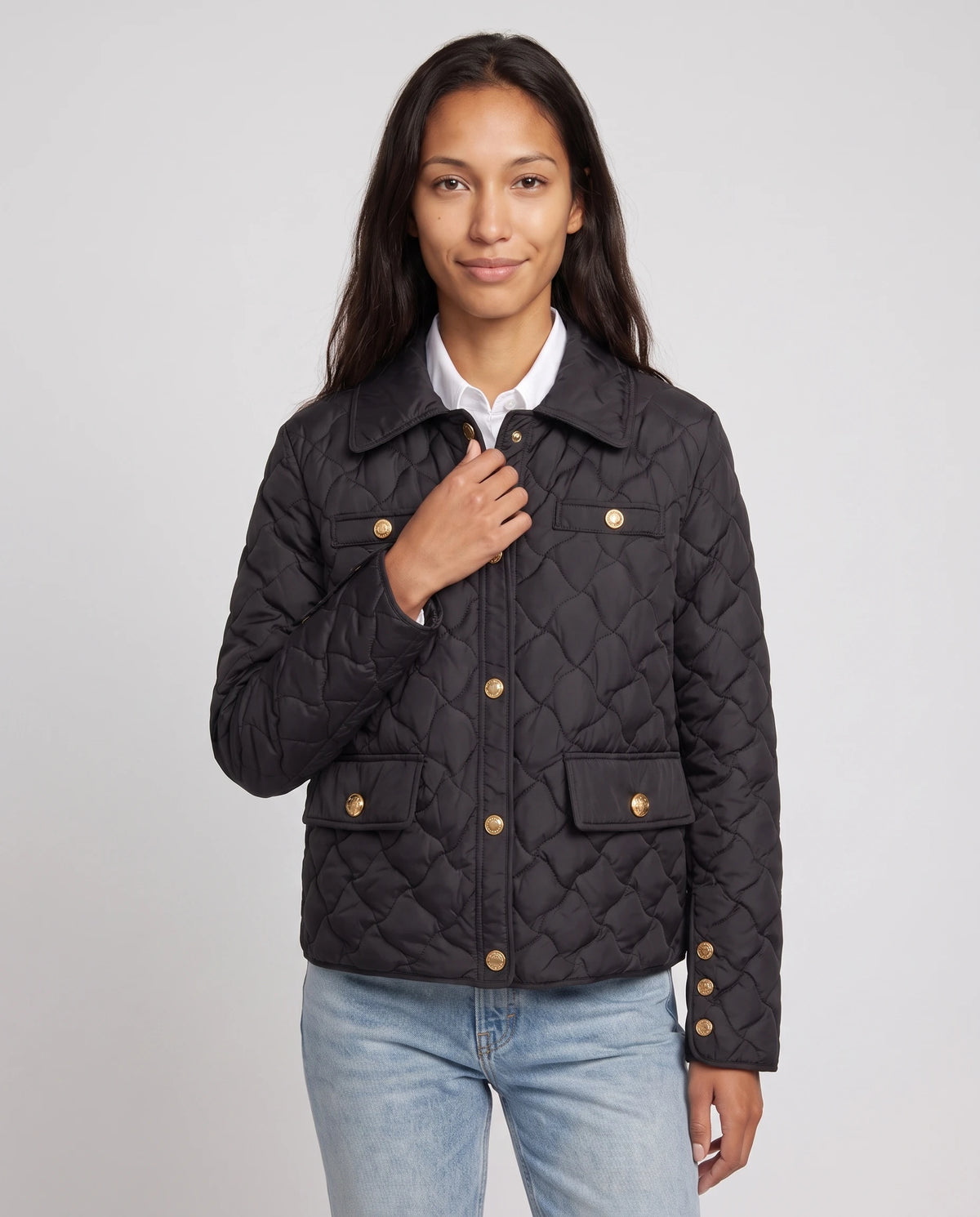 Veste matelassée à col chemise et pressions dorées Mélodie en Noir, plan rapproché de face, boutonnée