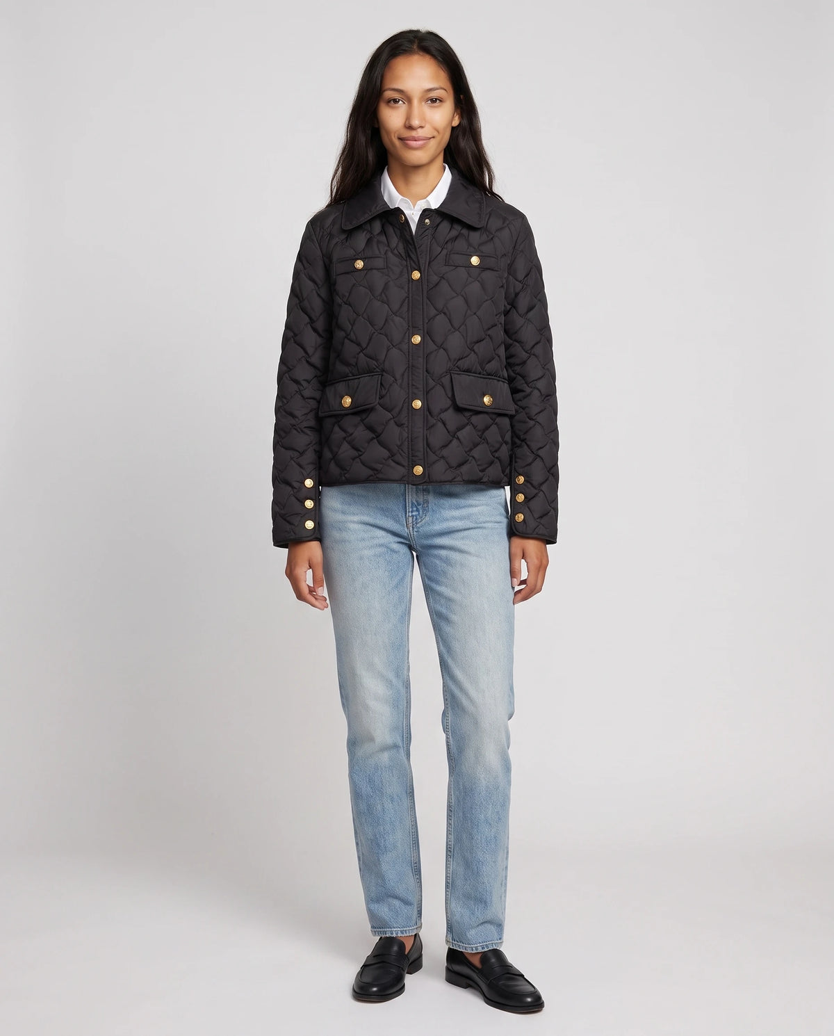 Veste matelassée à col chemise et pressions dorées Mélodie en Noir, vue de face en pied, boutonnée