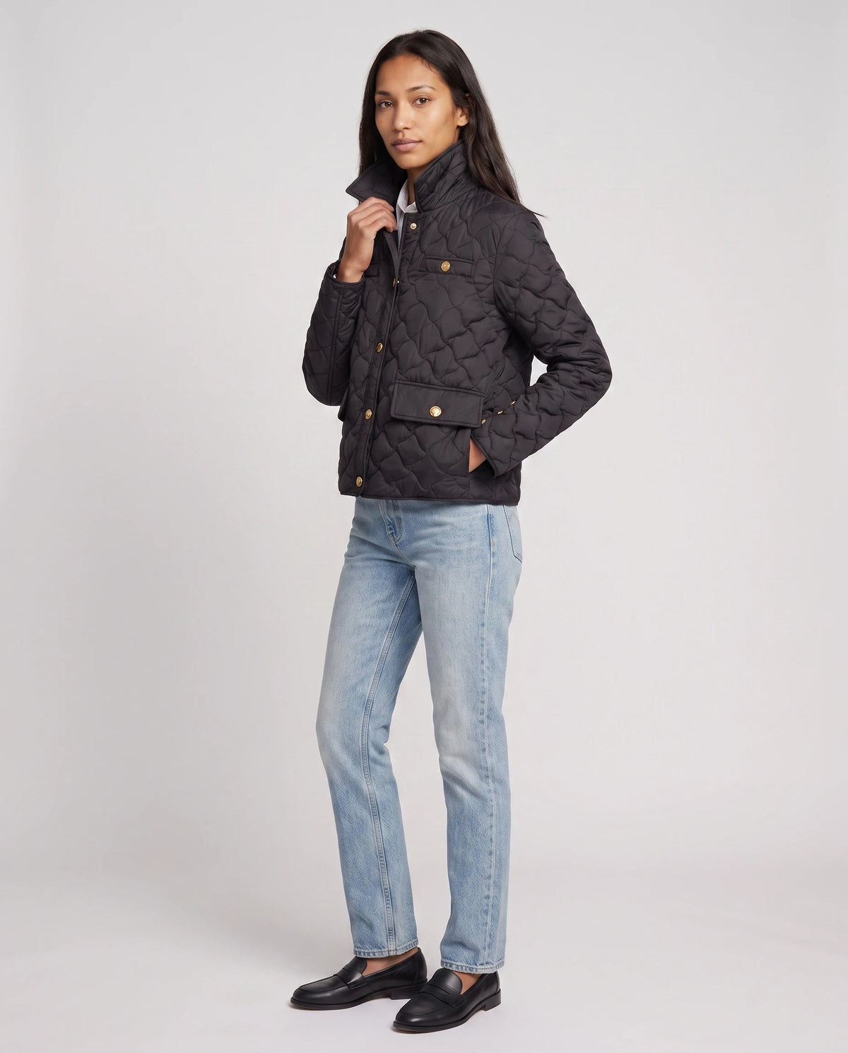Veste matelassée à col chemise et pressions dorées Mélodie en Noir, vue de trois quarts, col chemise relevé