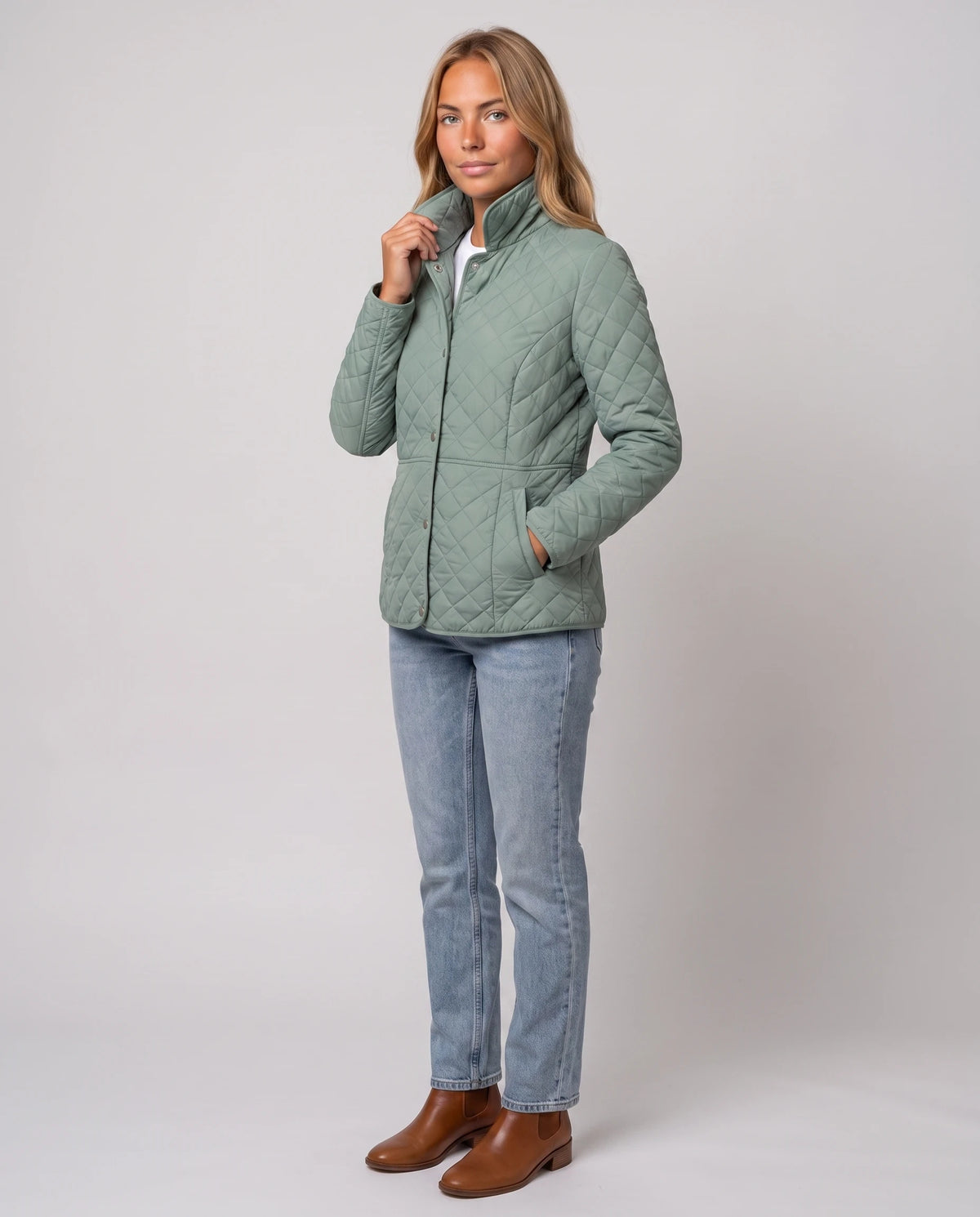 Veste matelassée à col chemise Ayla en Vert Sauge, vue de trois quarts, col chemise relevé