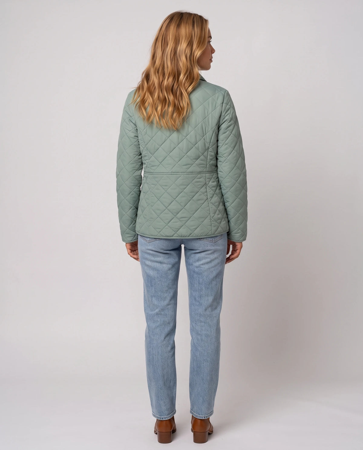 Veste matelassée à col chemise Ayla en Vert Sauge, vue de dos, matelassage losanges continu