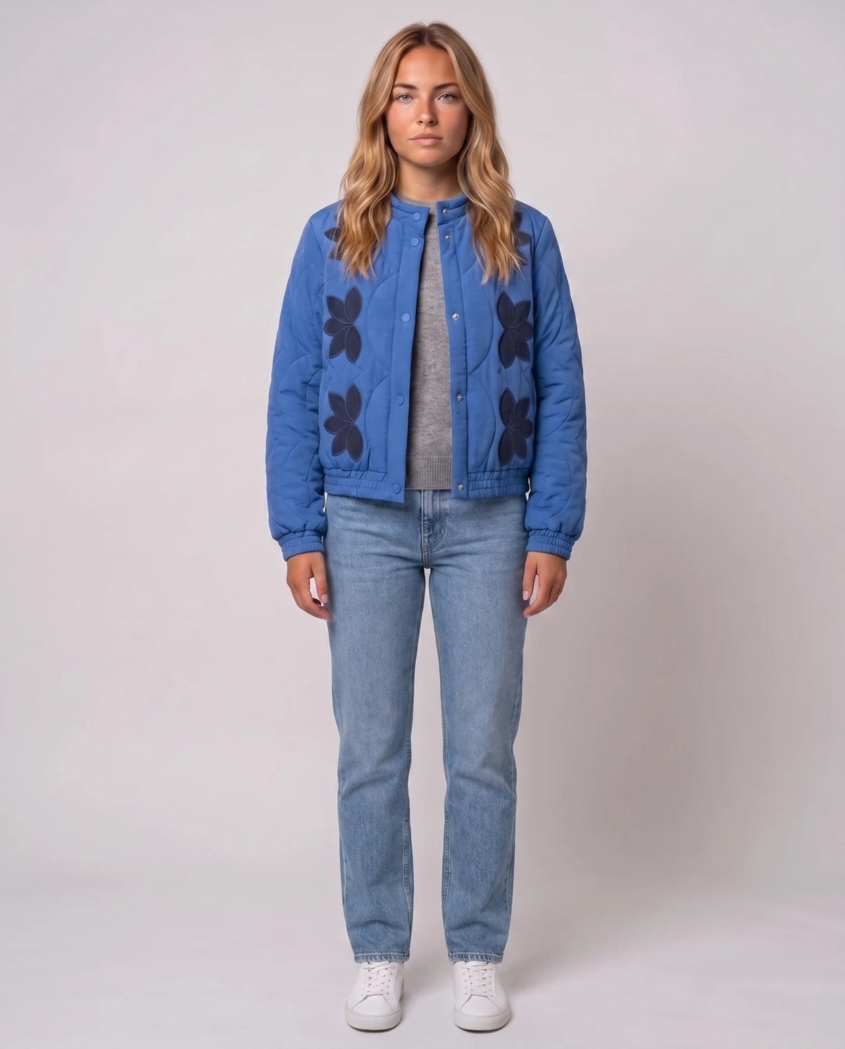Veste matelassée col montant à pressions Julie en Bleu, plan rapproché de face, fleurs appliquées bleu marine