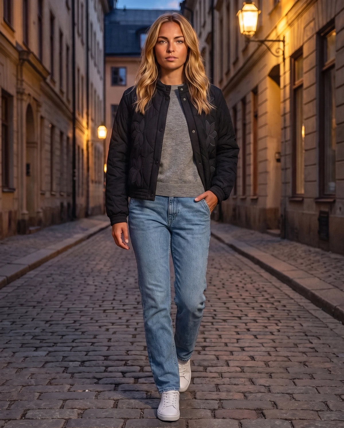 Veste matelassée col montant à pressions Julie en Noir, portée dans une rue éclairée le soir, portée ouverte