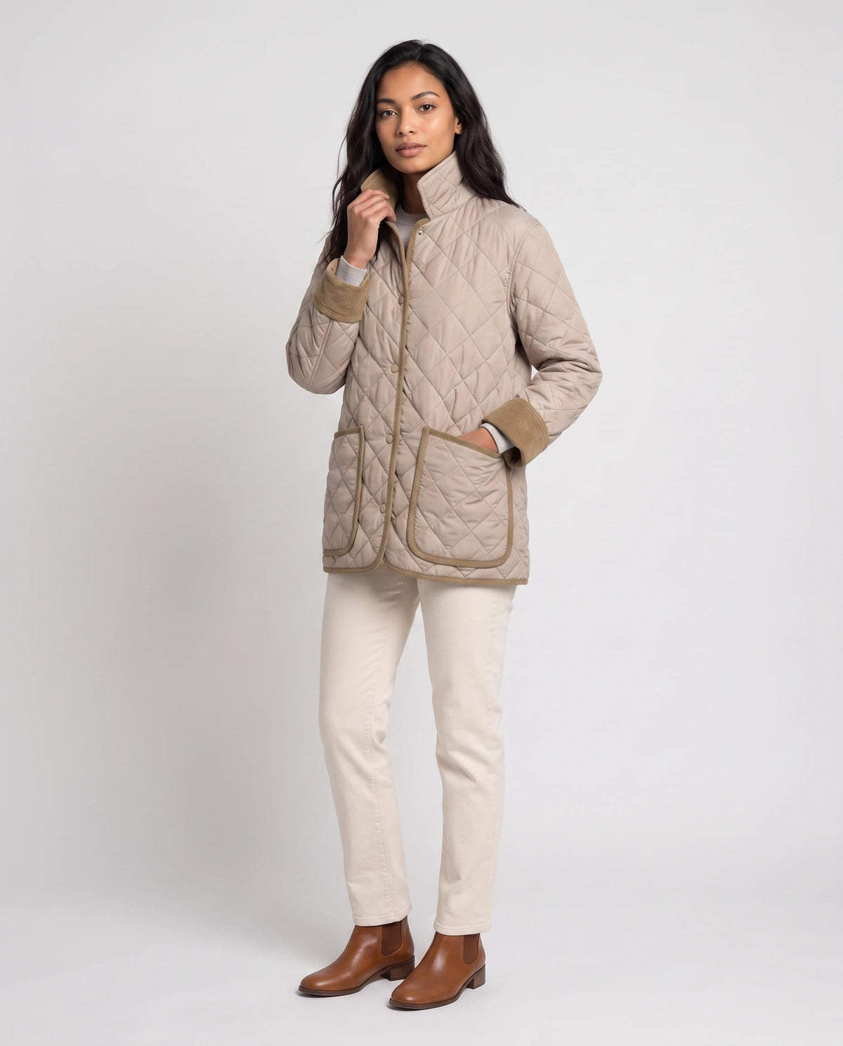 Veste matelassée à col velours côtelé Talia en Beige, vue de trois quarts, col velours relevé