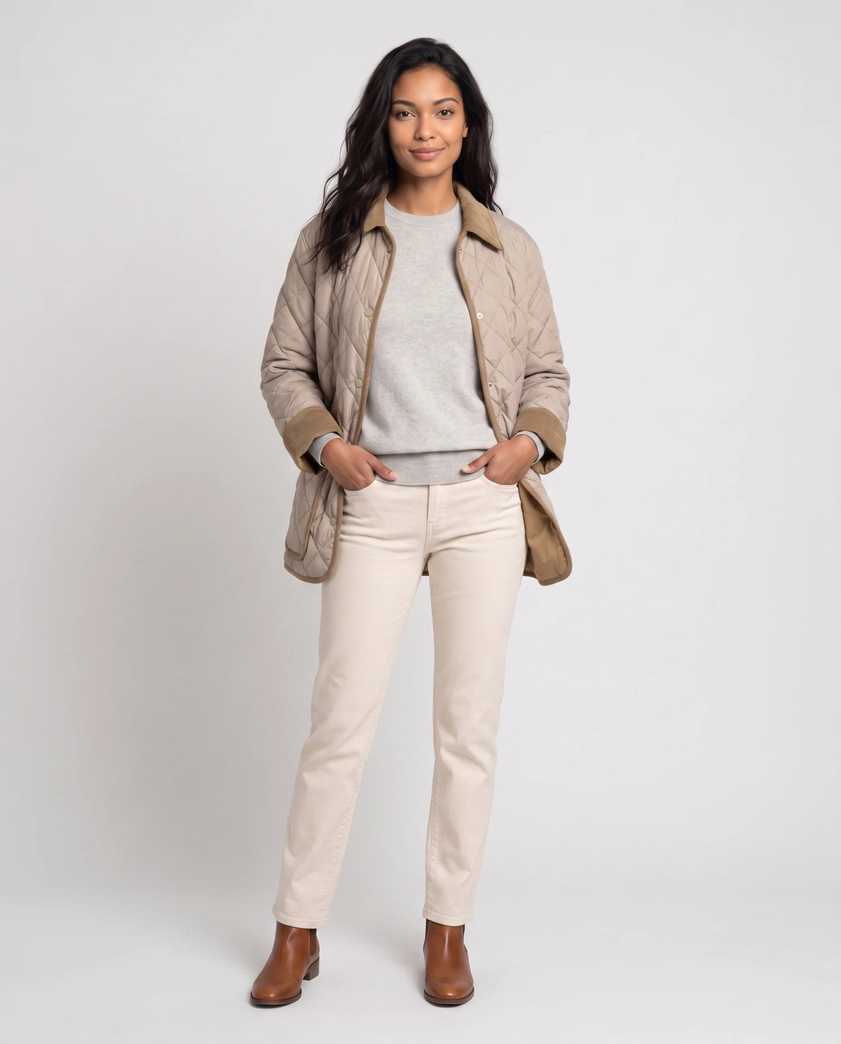 Veste matelassée à col velours côtelé Talia en Beige, portée ouverte sur un pull gris chiné