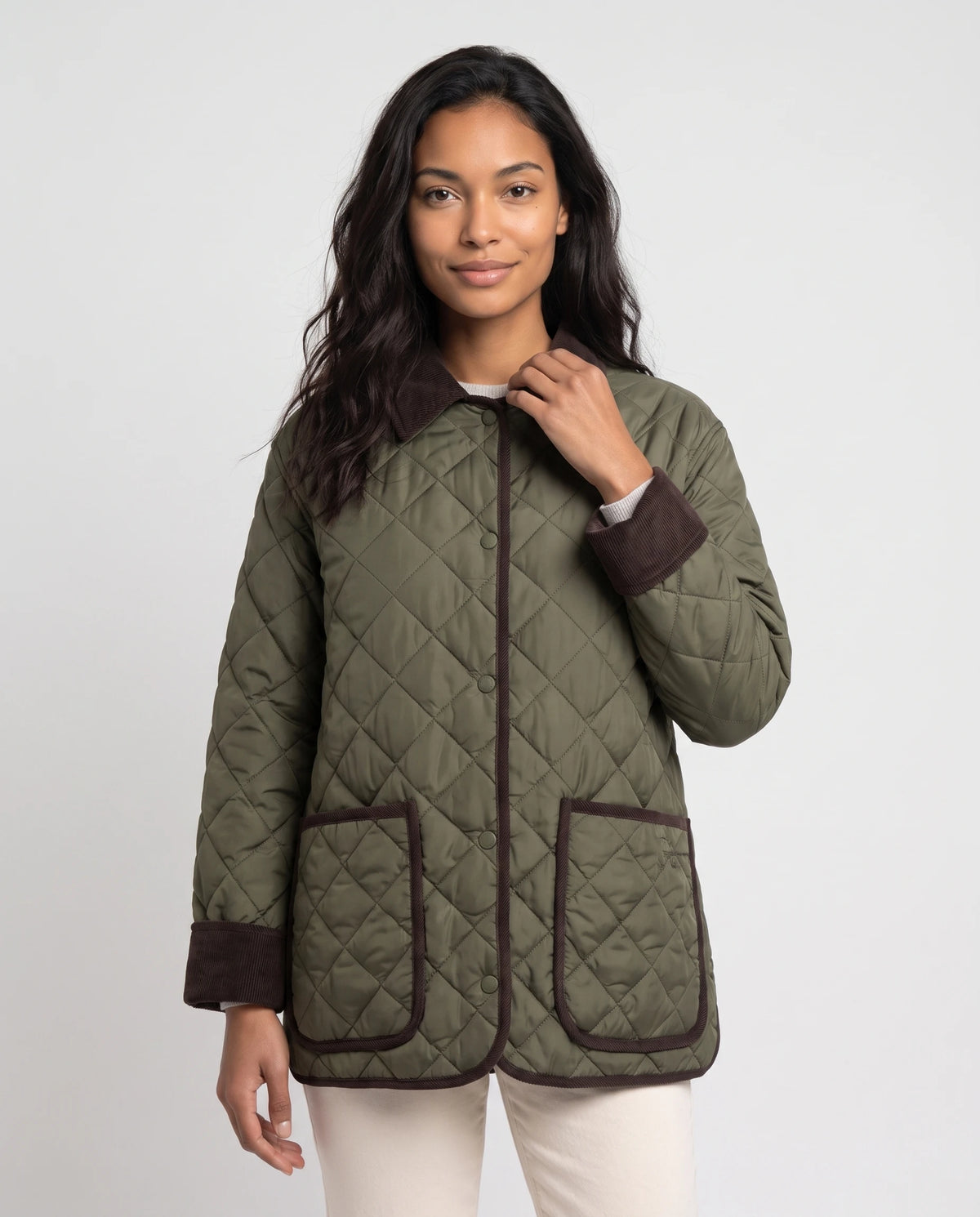 Veste matelassée à col velours côtelé Talia en Vert Olive, plan rapproché de face, boutonnée, col velours côtelé