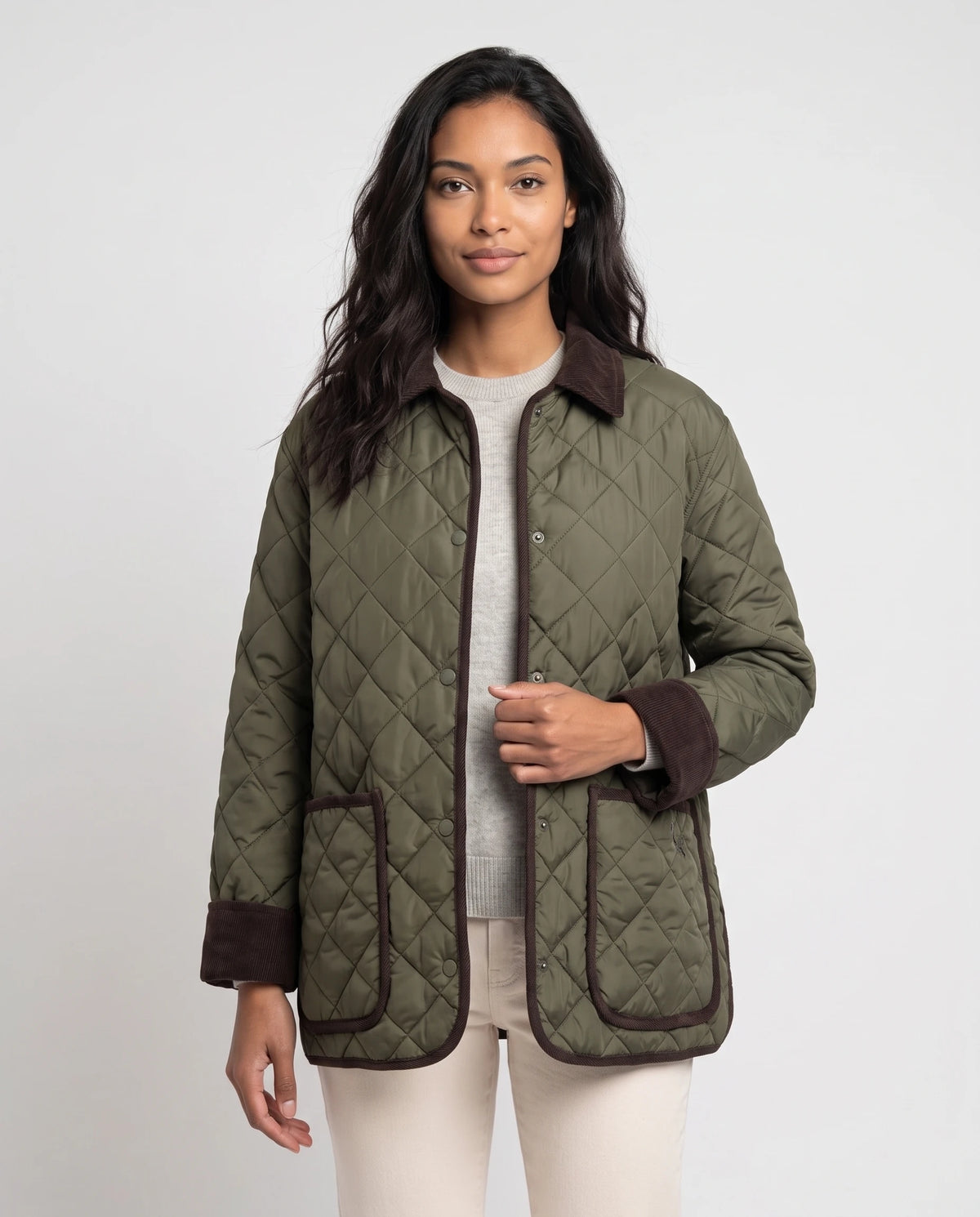 Veste matelassée à col velours côtelé Talia en Vert Olive, portée ouverte sur un pull gris chiné