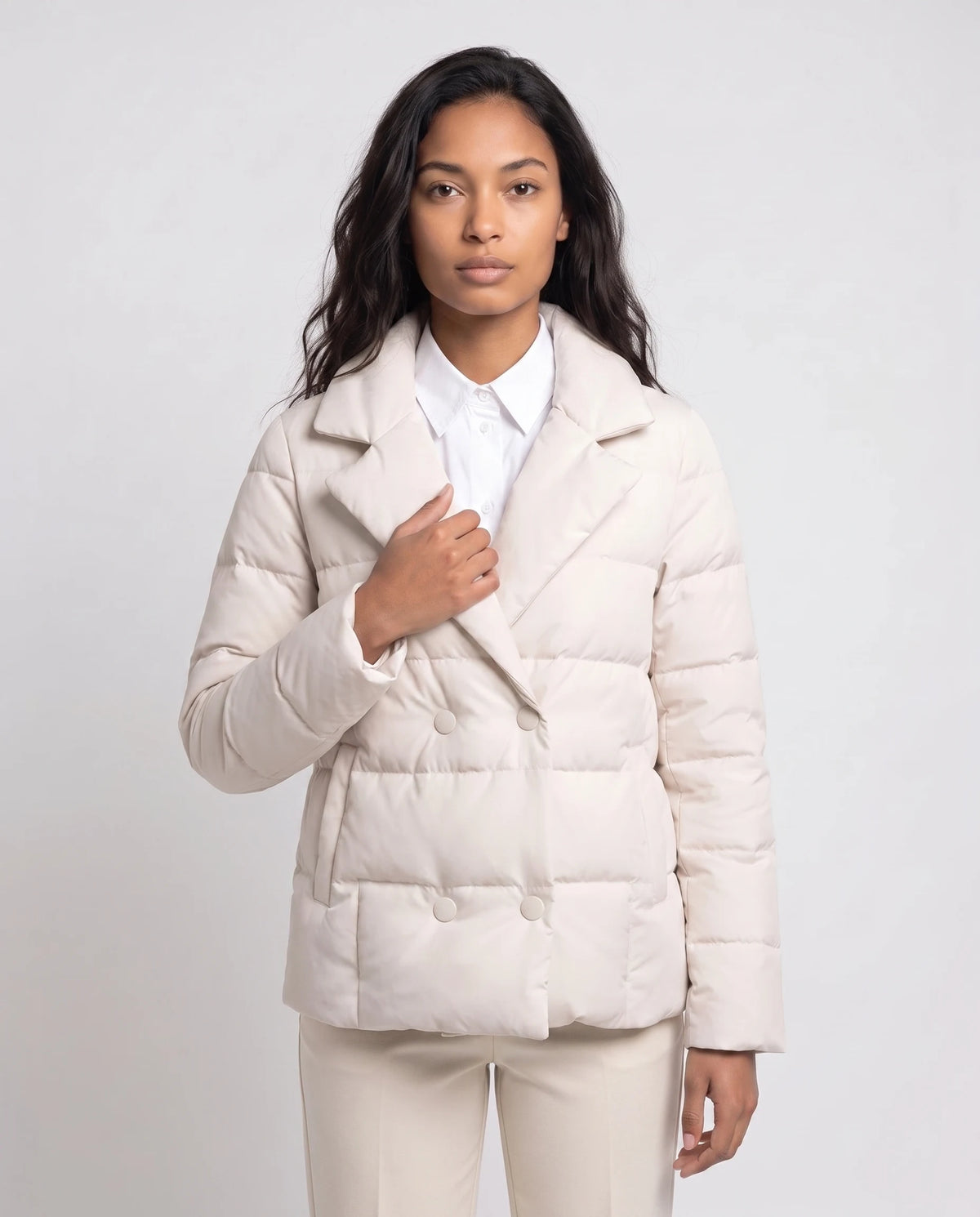 Veste matelassée courte col tailleur Agnès en Écru, plan rapproché de face, col rabattu