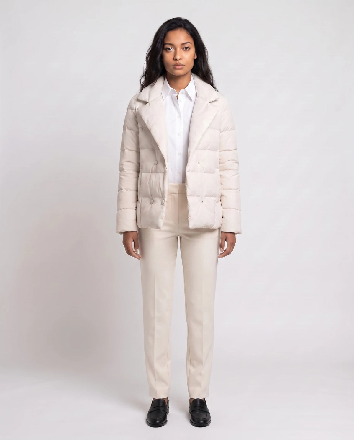 Veste matelassée courte col tailleur Agnès en Écru, portée ouverte sur une chemise blanche, doublure visible