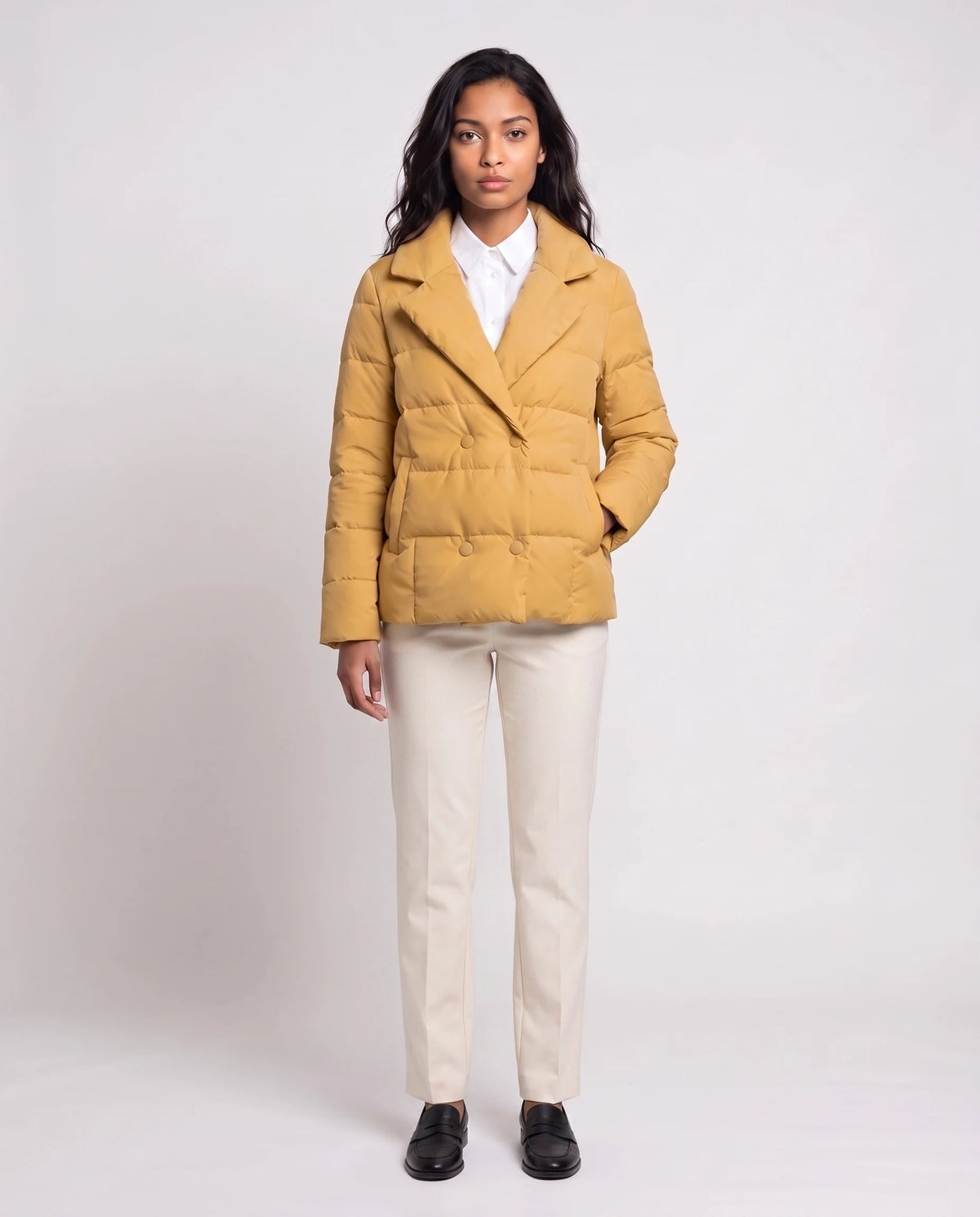 Veste matelassée courte col tailleur Agnès en Moutarde, vue de face en pied, double boutonnage fermé