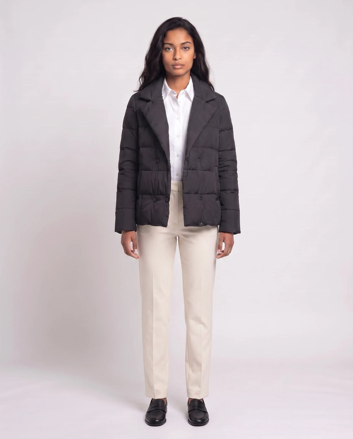 Veste matelassée courte col tailleur Agnès en Noir, portée ouverte sur une chemise blanche, doublure visible