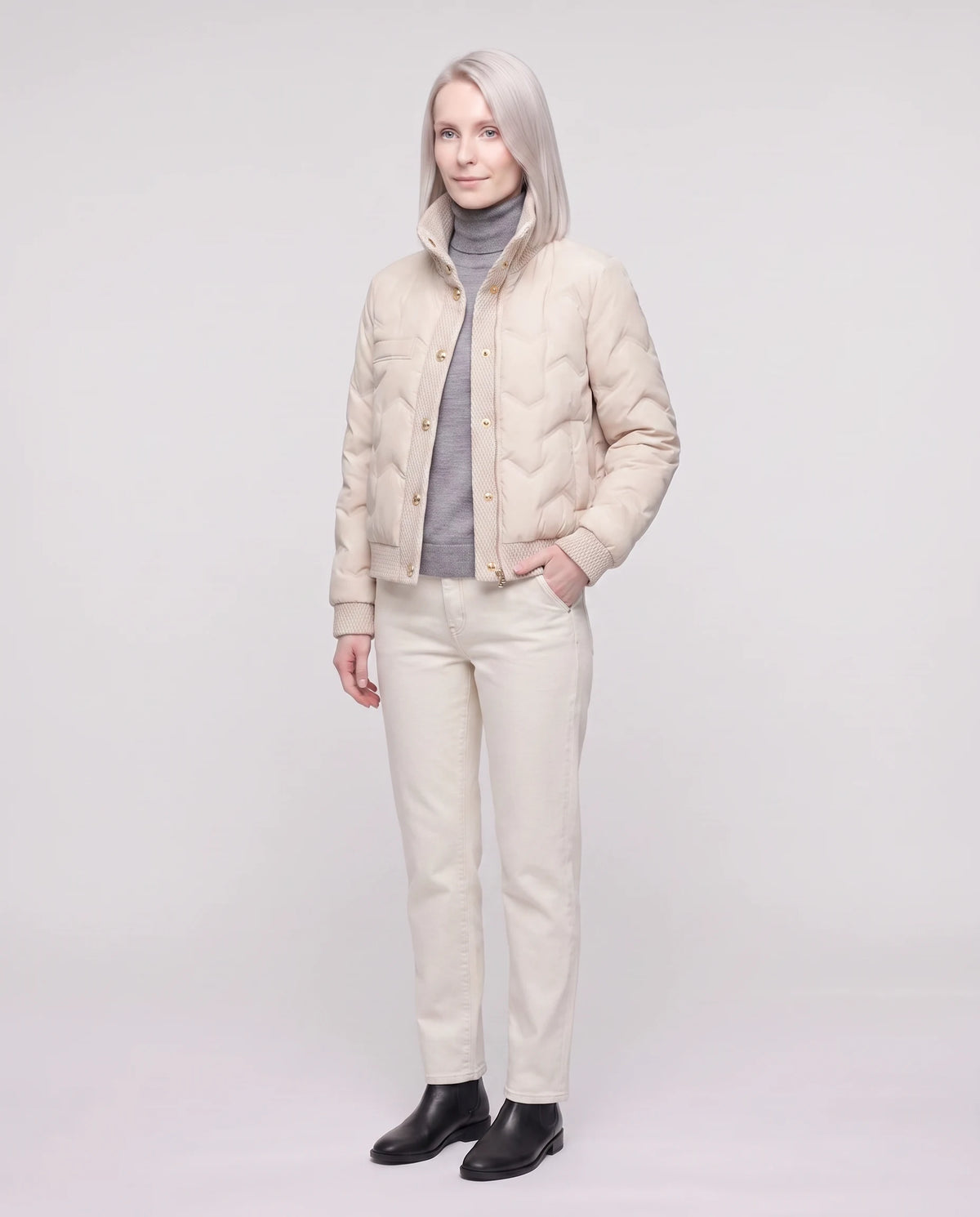 Veste matelassée courte col tricot Lucie en Crème, vue de trois quarts, col tricot relevé