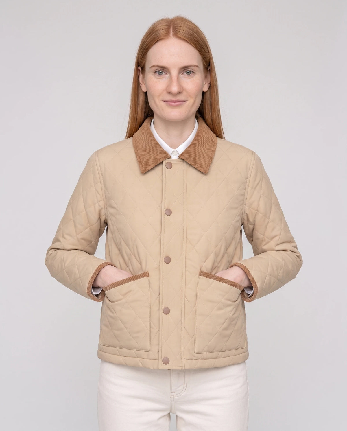 Veste matelassée courte à col velours côtelé Selma en Beige, plan rapproché de face, zippée et pressionnée, col velours côtelé
