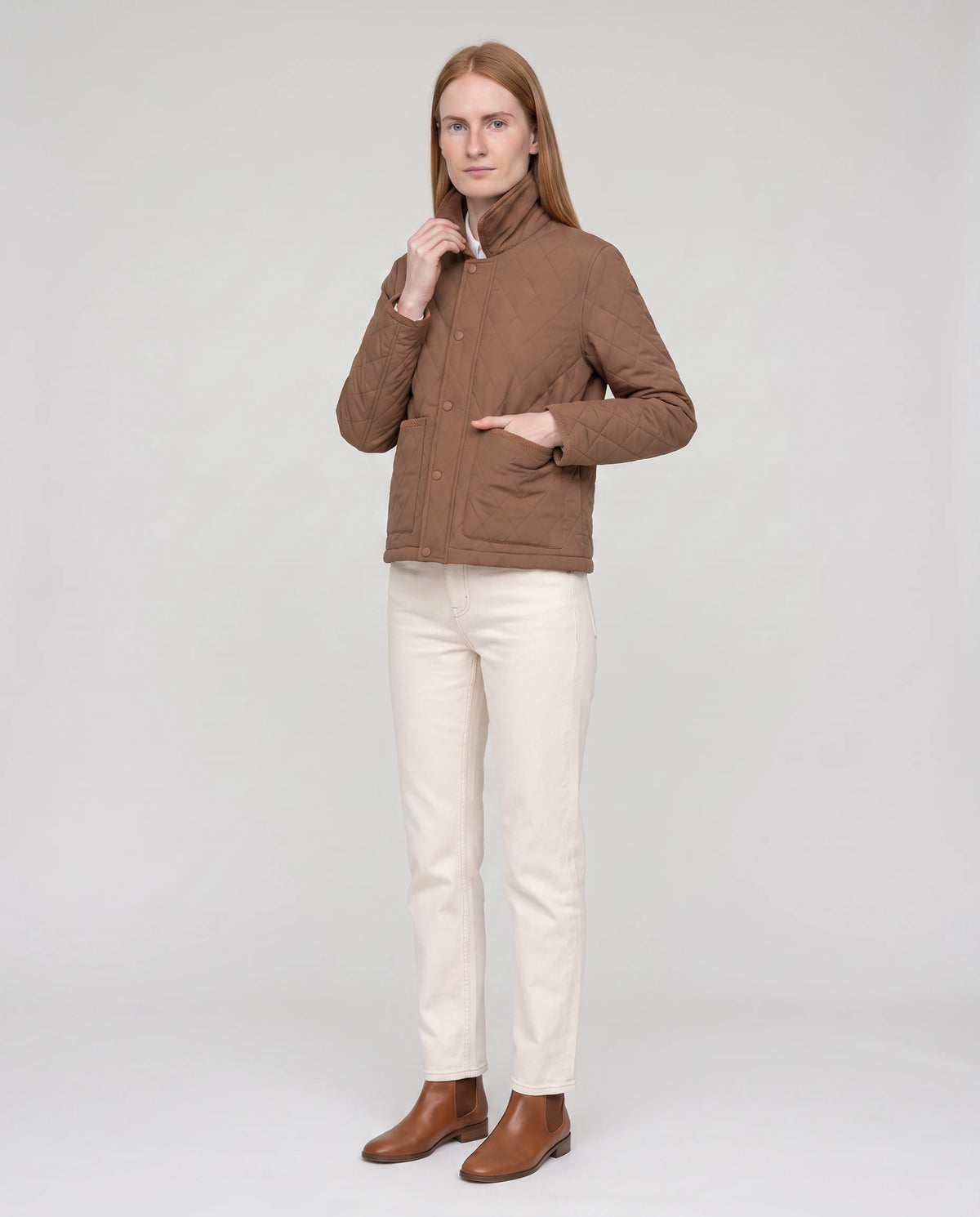 Veste matelassée courte à col velours côtelé Selma en Chocolat, vue de trois quarts, col velours relevé