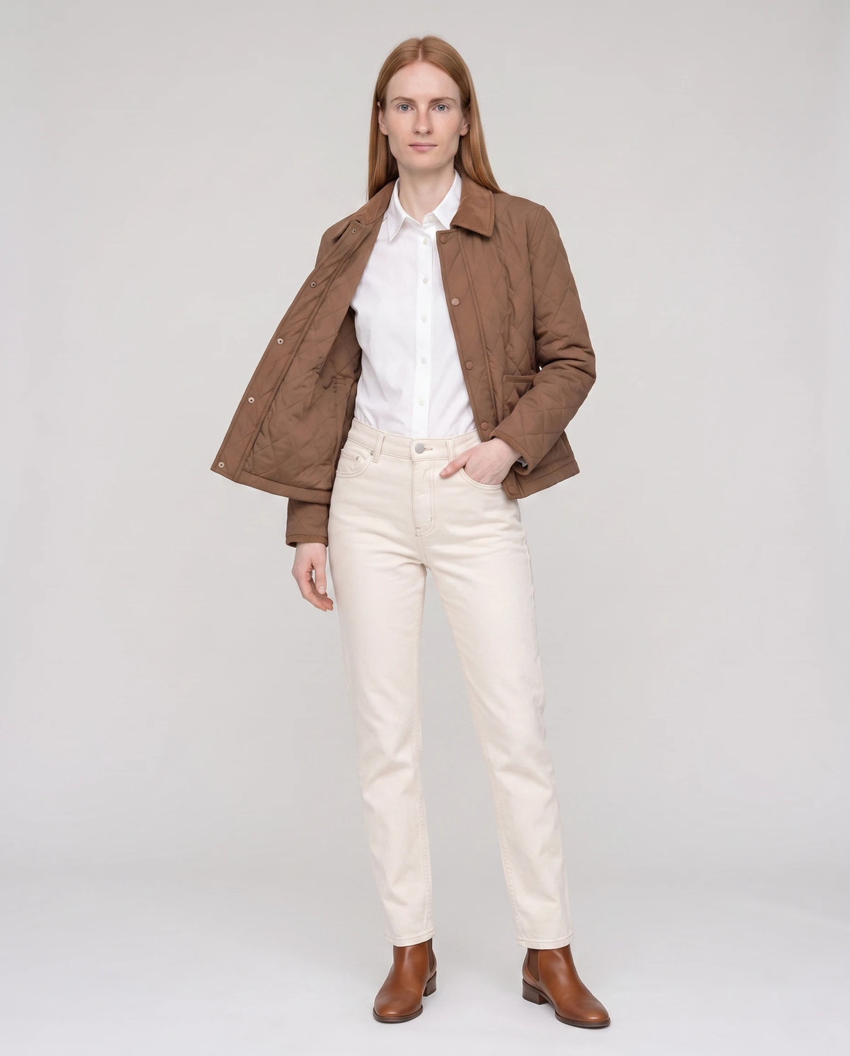 Veste matelassée courte à col velours côtelé Selma en Chocolat, portée ouverte sur une chemise blanche