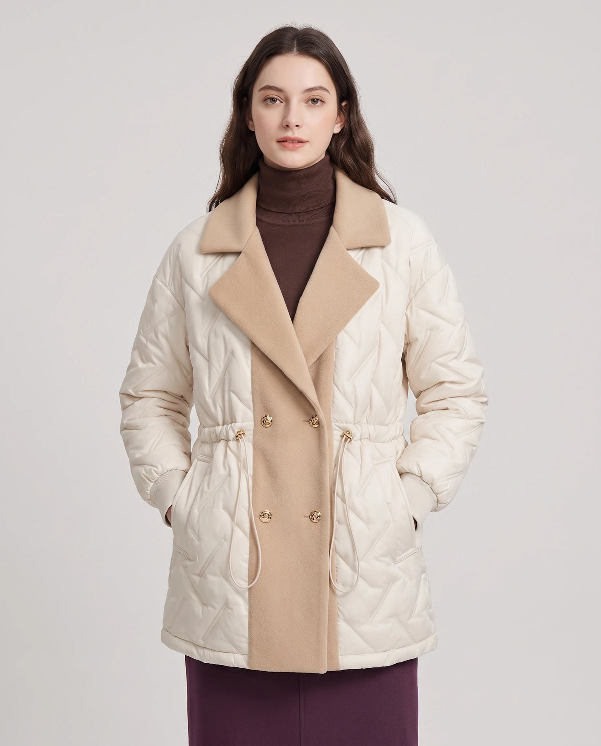 Veste matelassée mi-longue à grand col tailleur Géraldine en Écru, plan rapproché, mains dans les poches plaquées