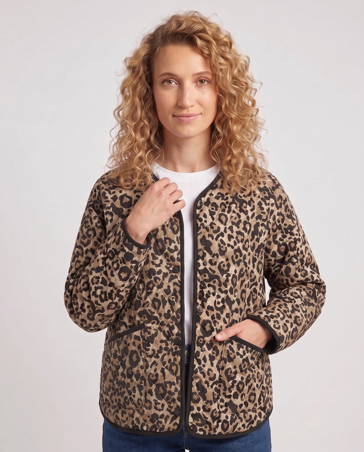 Gesteppte Jacke mit Leopardenmuster Fleur in Leopard, Nahaufnahme von vorn, Jacke geschlossen