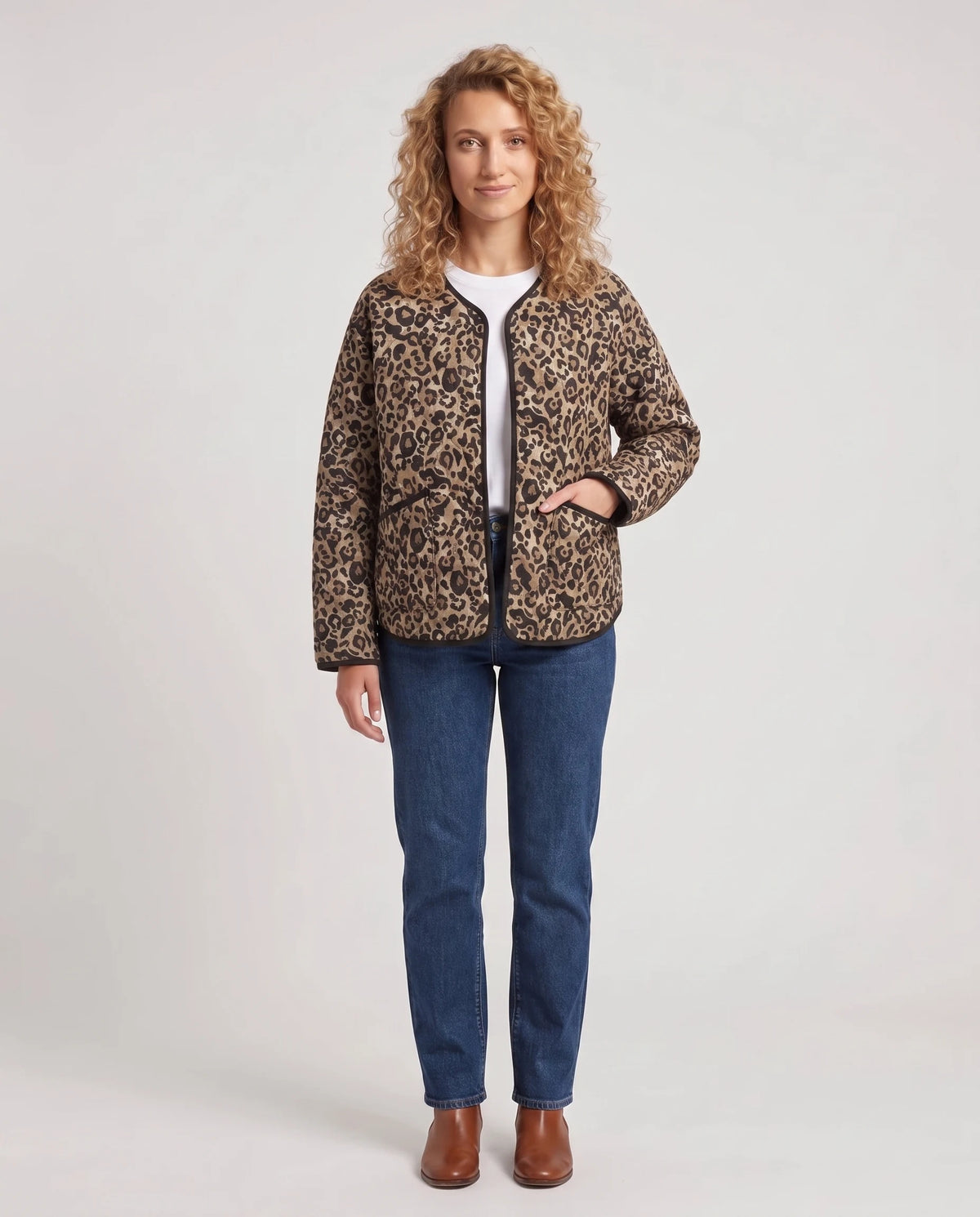 Gesteppte Jacke mit Leopardenmuster Fleur in Leopard, Vorderansicht in ganzer Länge