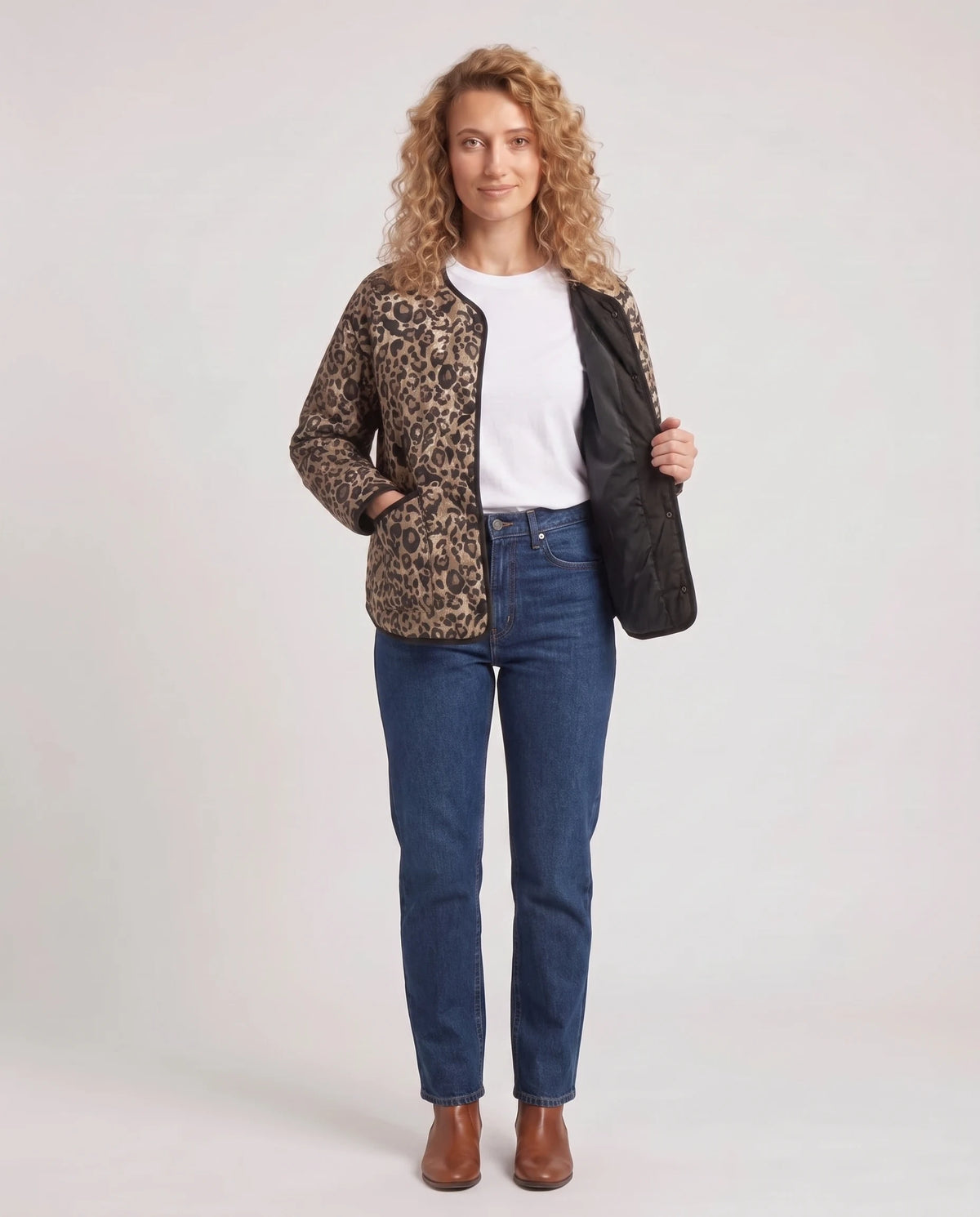 Gesteppte Jacke mit Leopardenmuster Fleur in Leopard, offen getragen über weissem T-Shirt, schwarzes Futter sichtbar