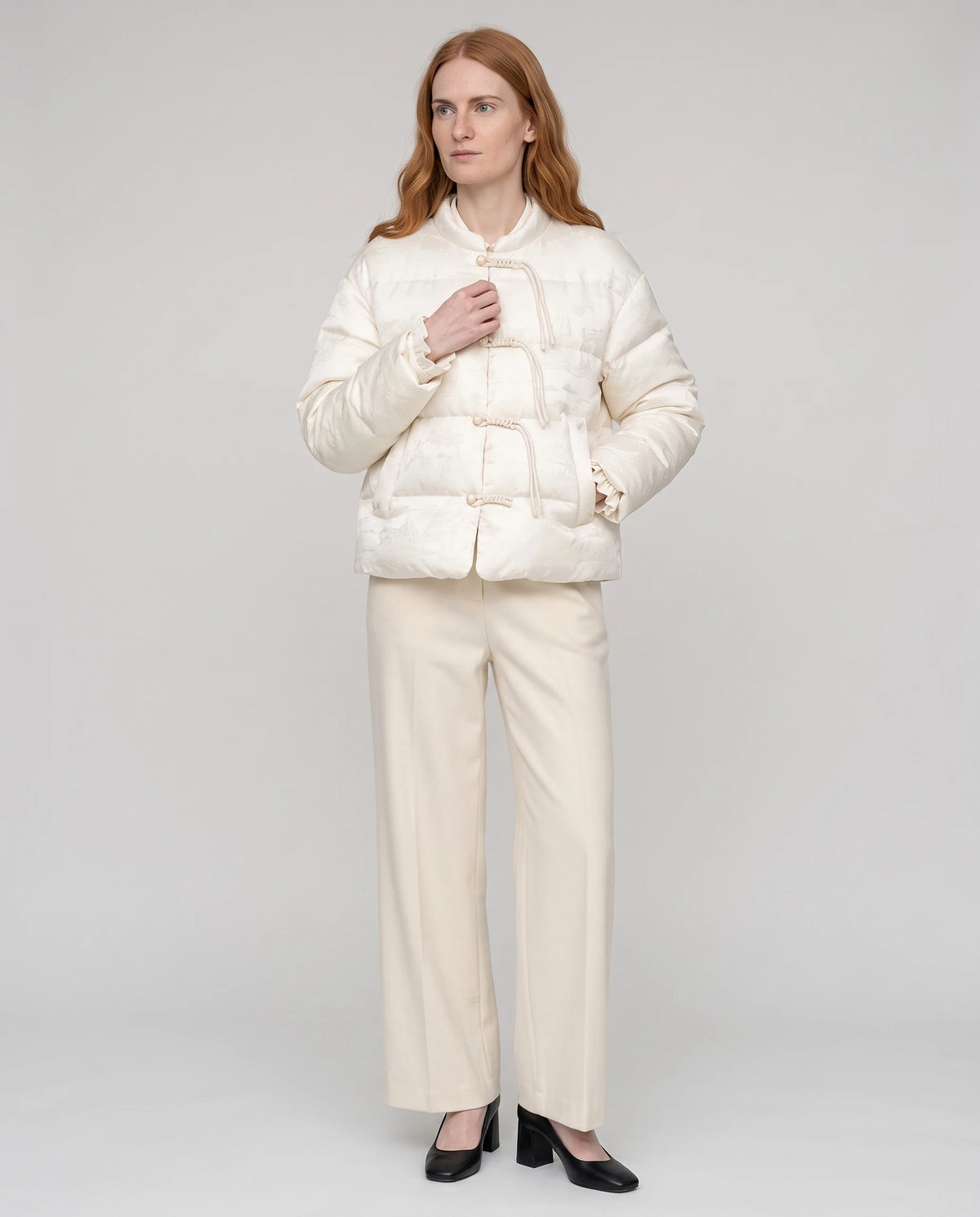 Gesteppte Jacquard-Jacke mit Stehkragen Dahlia in Ecru, Ganzkörperansicht von vorne, Hand an den Knebelschlaufen