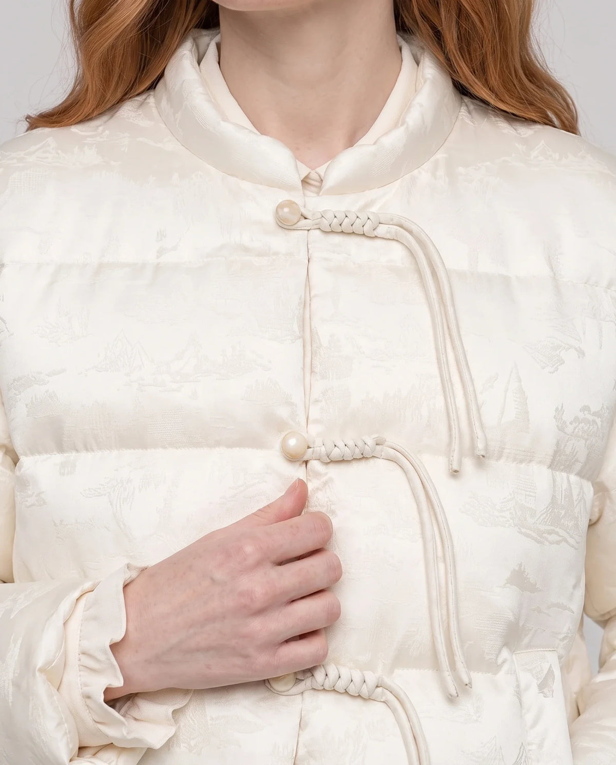 Veste matelassée jacquard à brandebourgs et col officier Dahlia écru, détail du col officier, des brandebourgs tressés et du jacquard