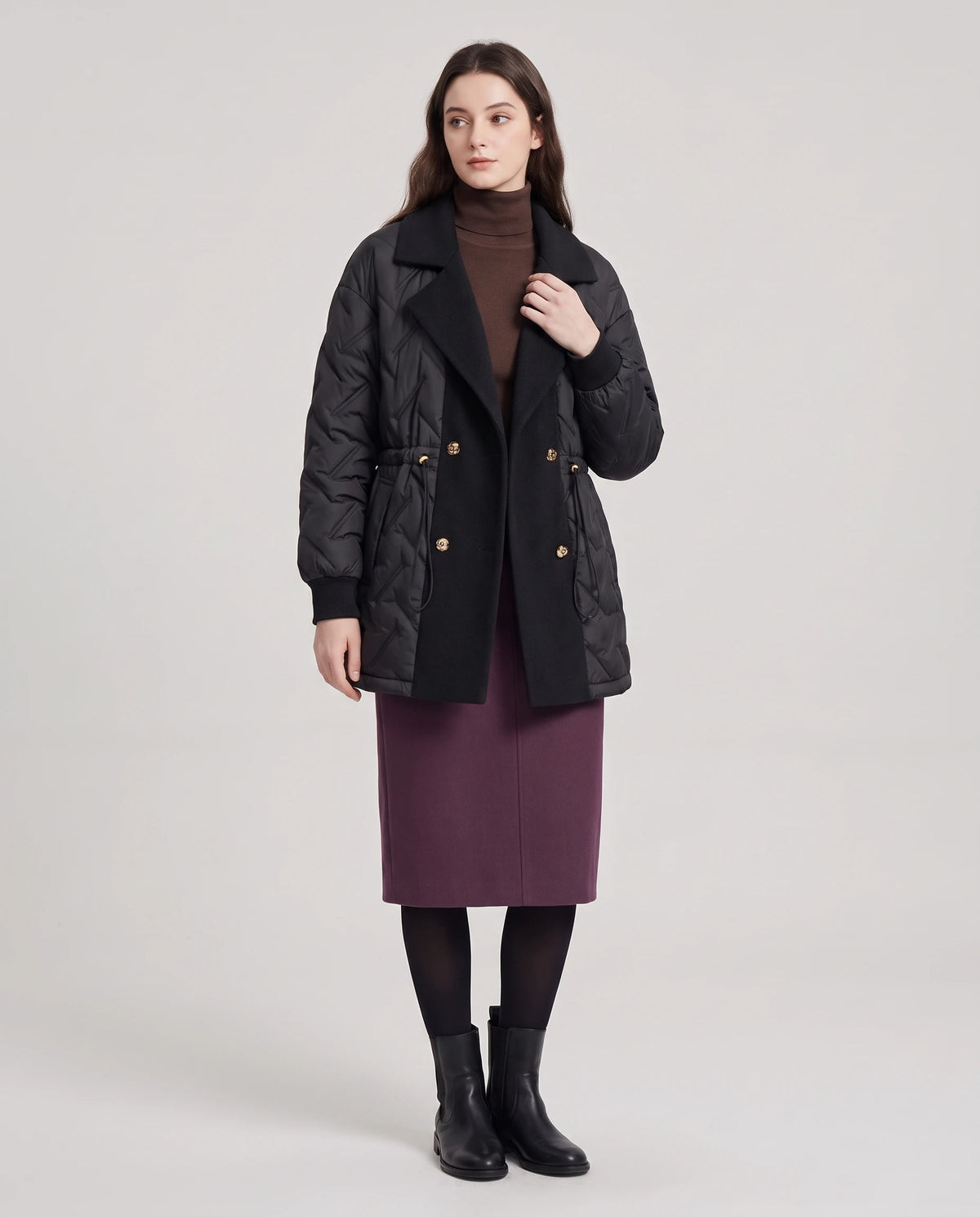 Veste matelassée mi-longue à grand col tailleur Géraldine en Noir, vue de face en pied, boutons dorés et cordon de taille
