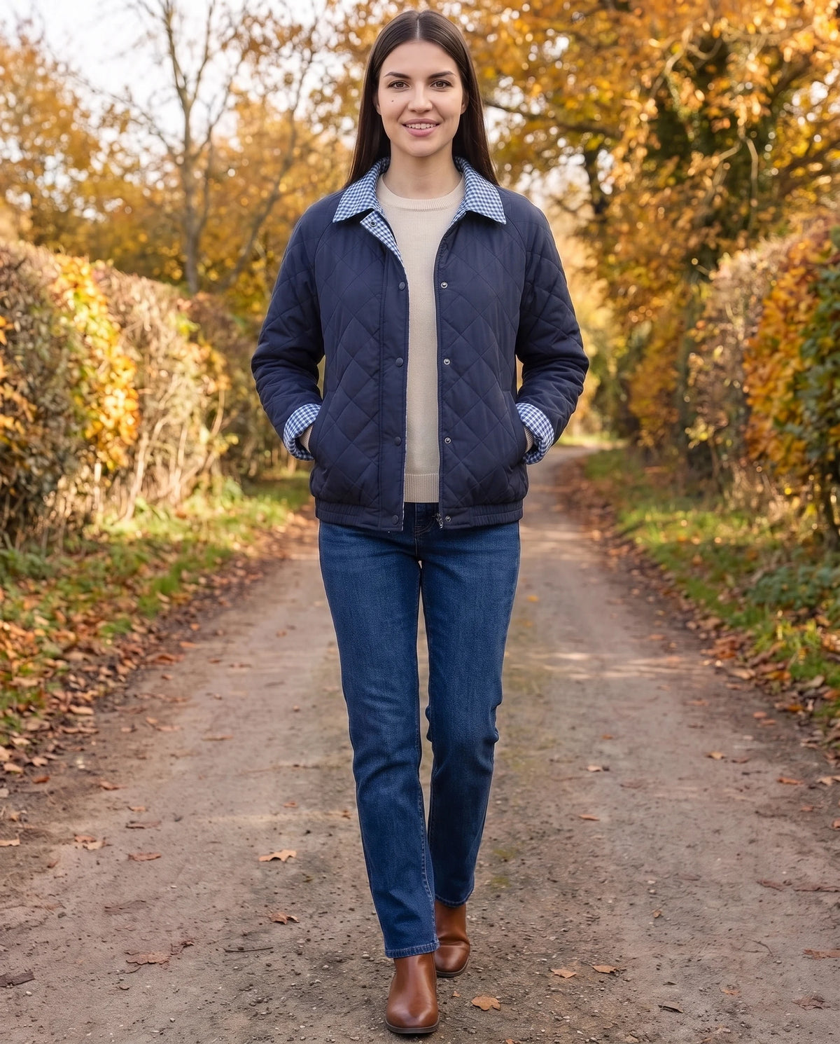 Veste matelassée réversible vichy Rosa en Bleu Marine, portée sur un chemin de campagne en automne, face unie retournée