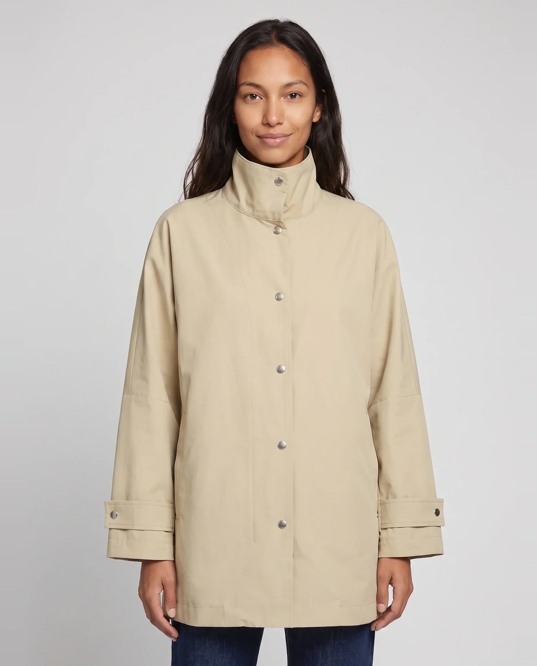 Veste mi-longue à pressions beige sable Mauricette, plan rapproché en studio