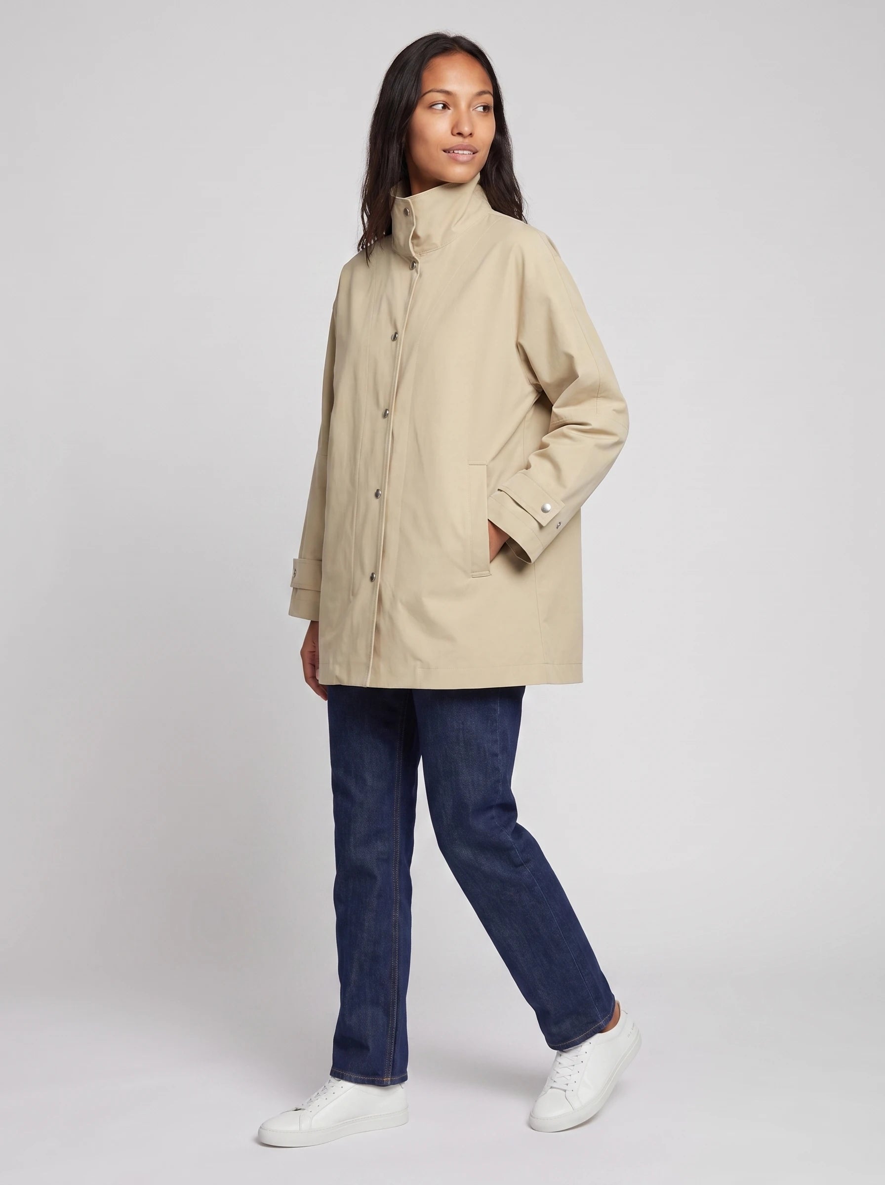 Veste mi-longue à pressions beige sable Mauricette, vue de trois quarts en studio