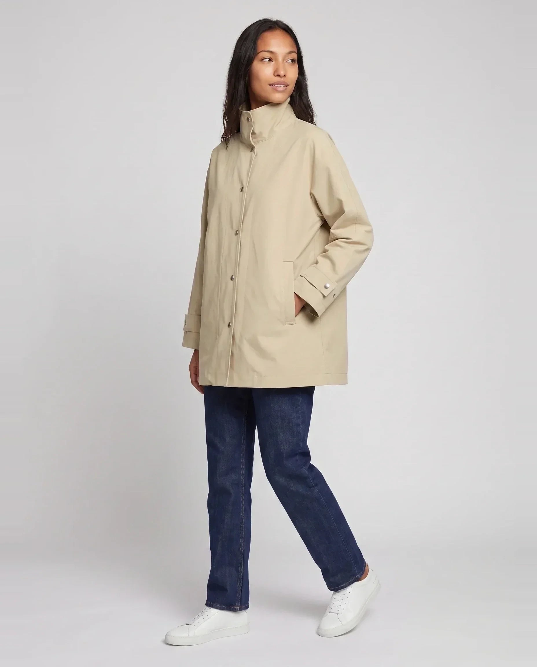 Veste mi-longue à pressions beige sable Mauricette, vue de trois quarts en studio