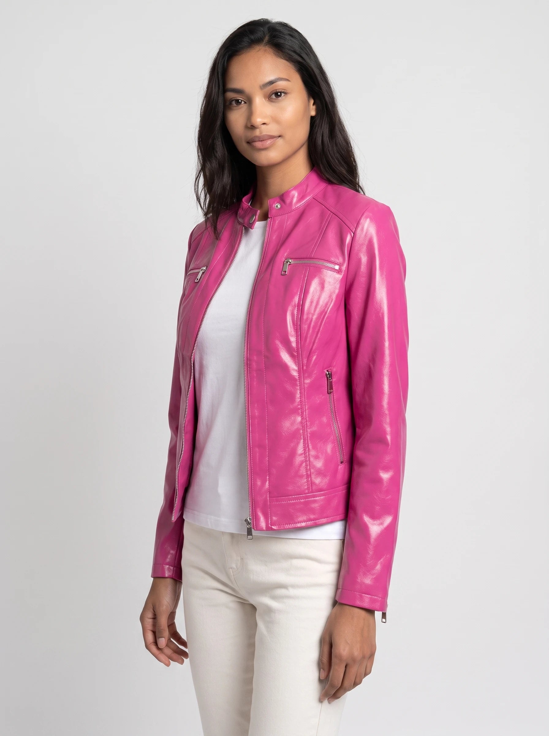 Veste motard en simili verni fuchsia Firmine, vue de trois quarts en studio